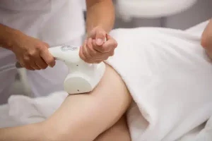 Nutrióloga en Villahermosa. Control de peso, resultados efectivos 1 mujer recibiendo anticelulitis terapia anti grasa 107420 65211 600x400 1